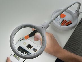 Lupa podświetlana 3 dioptrie fi100mm z klipsem i podstawą Lupa podświetlana 3 dioptrie fi100mm z klipsem i podstawą